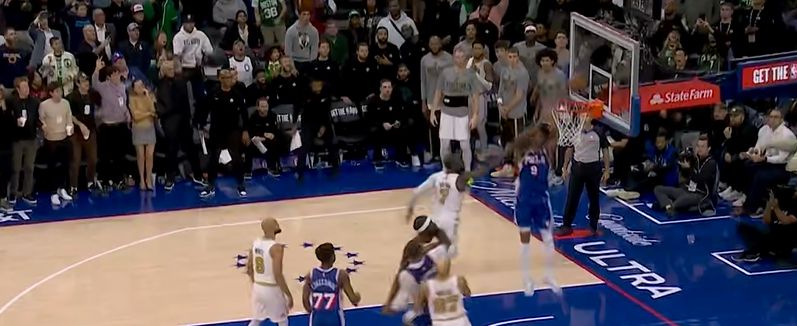 爱德华兹空位不中，乌布雷篮下无人守卫完成跟进上篮准最后一投